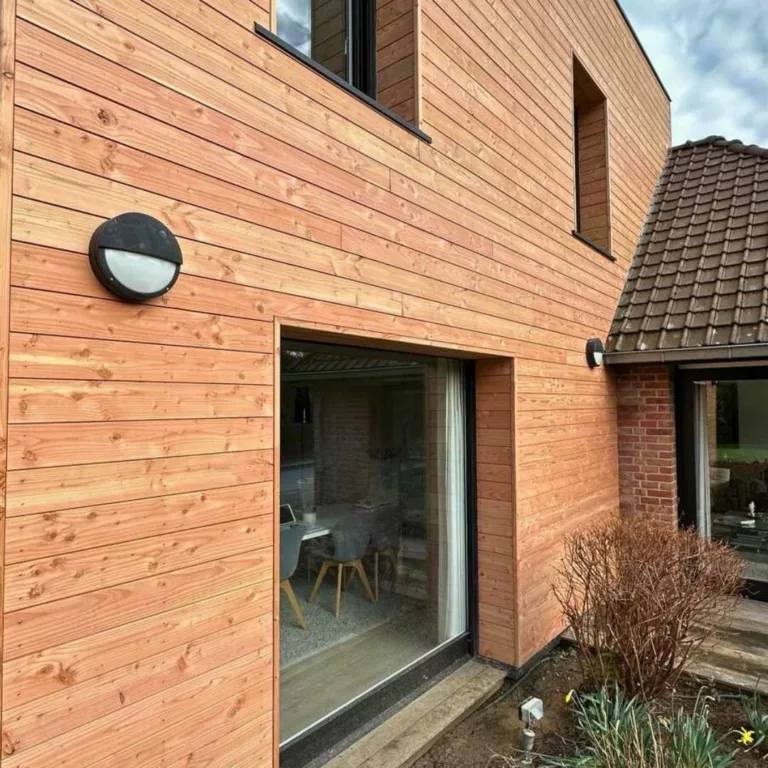 Bardage en bois sur une maison moderne MCH