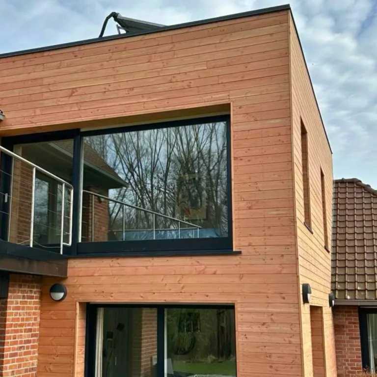 Bardage en bois sur une maison moderne MCH
