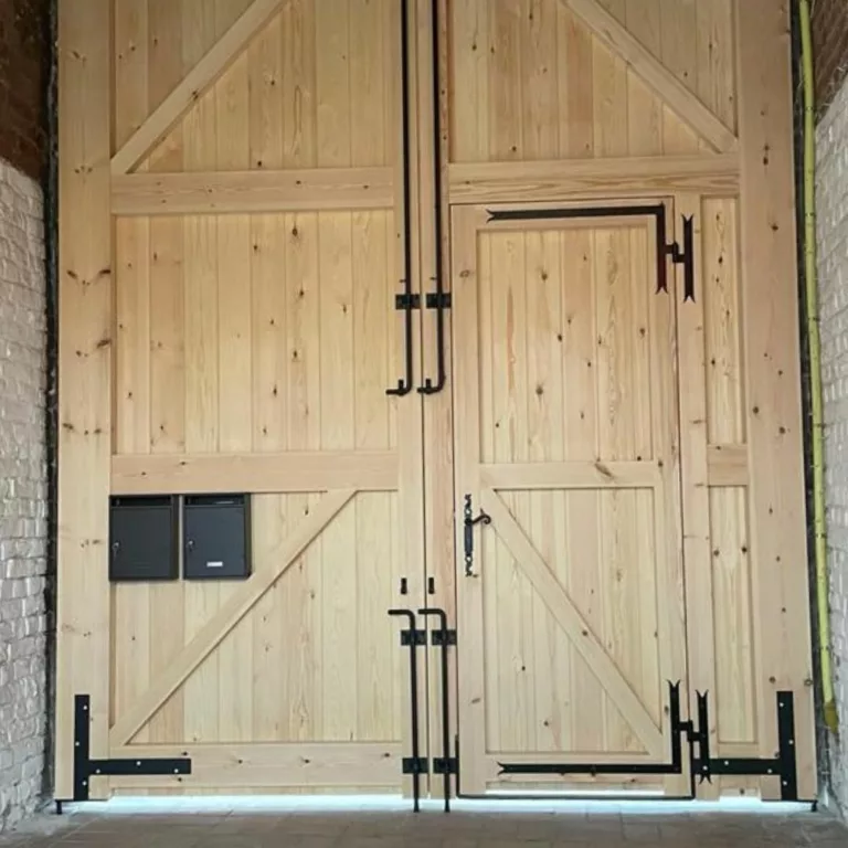 Porte cochère en bois clair et éléments métalliques noirs