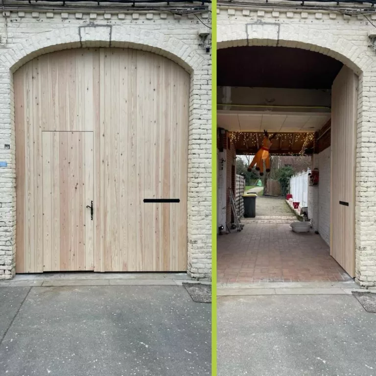 Porte cochère en bois clair arrondie, entrée voûtée