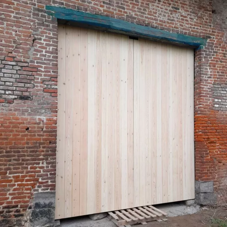 Porte cochère en bois clair, droite, murs en brique