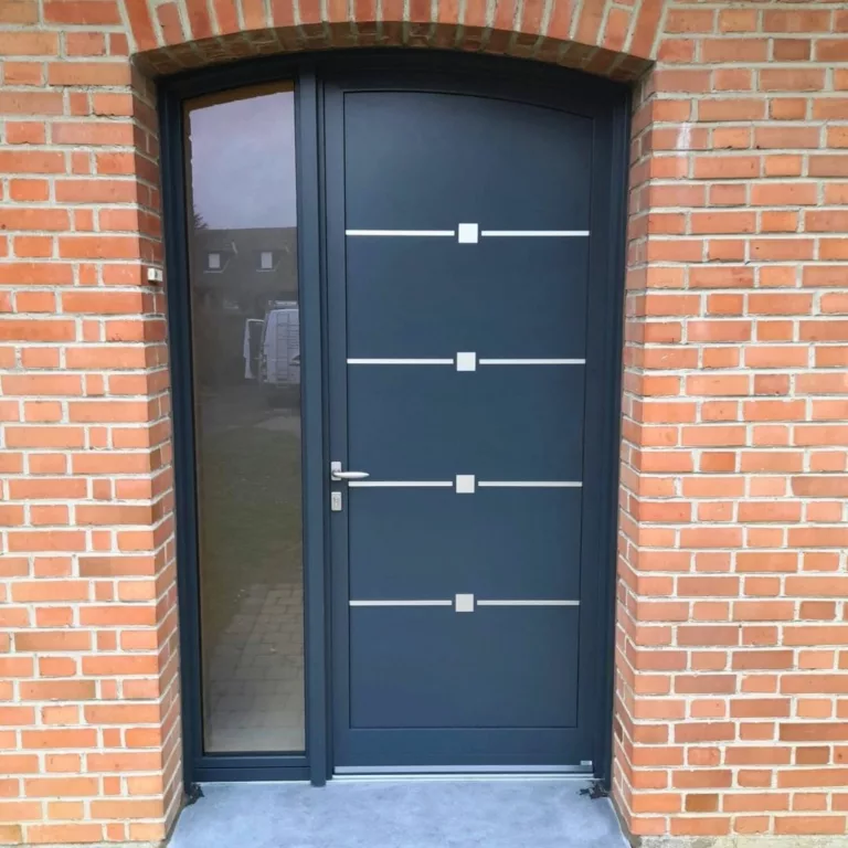 Porte d'entrée anthracite avec ornements blancs, poignée métallique, vitre sur le côté