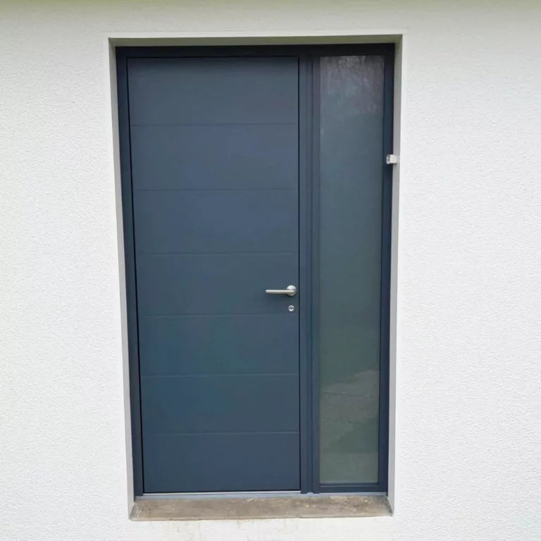 Porte d'entrée anthracite sans ornements, poignée métallique, vitre sur le côté