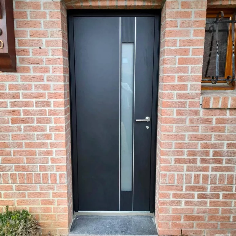 Porte d'entrée noire avec vitre opaque verticale traversante et lignes blanches verticales