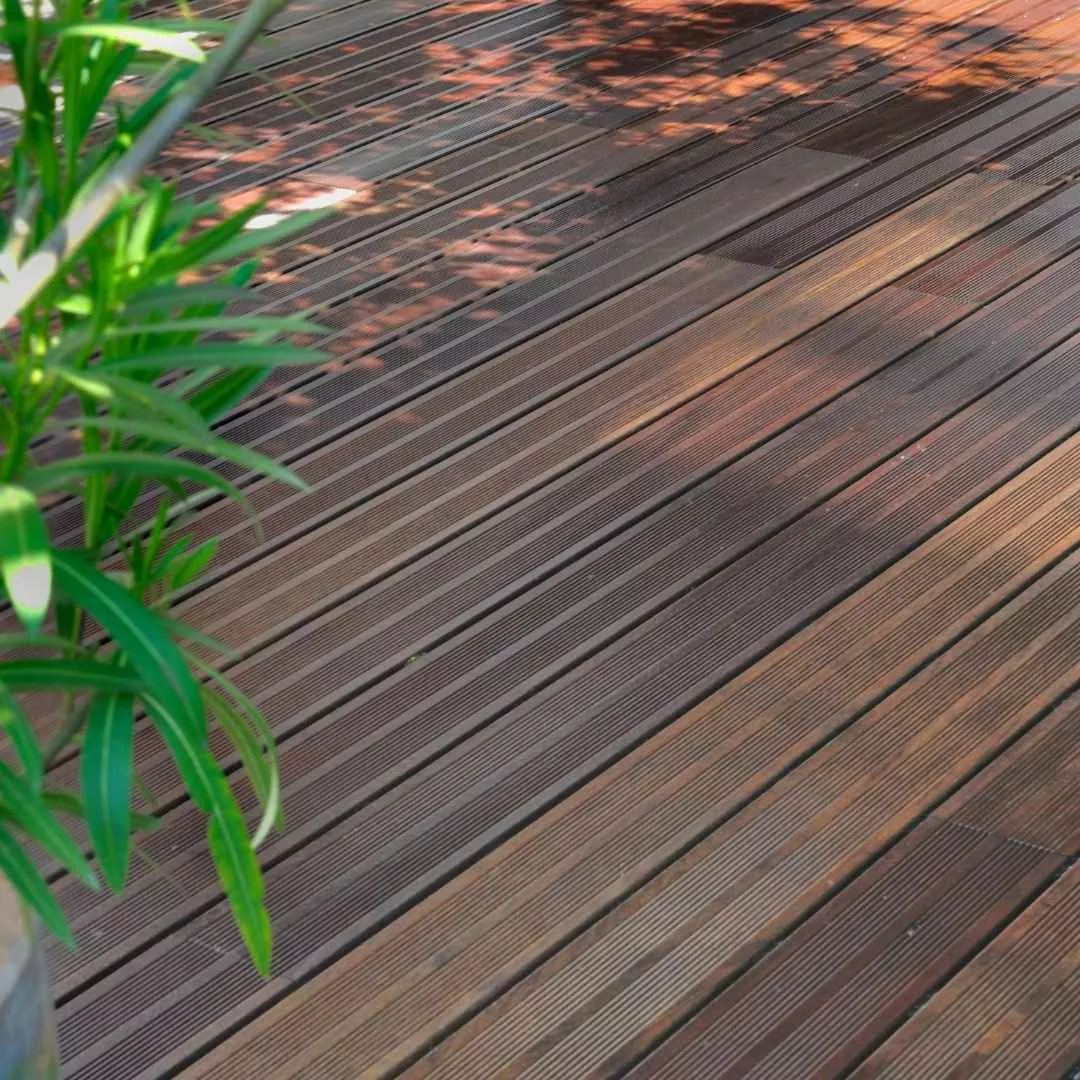 terrasse bois sombre