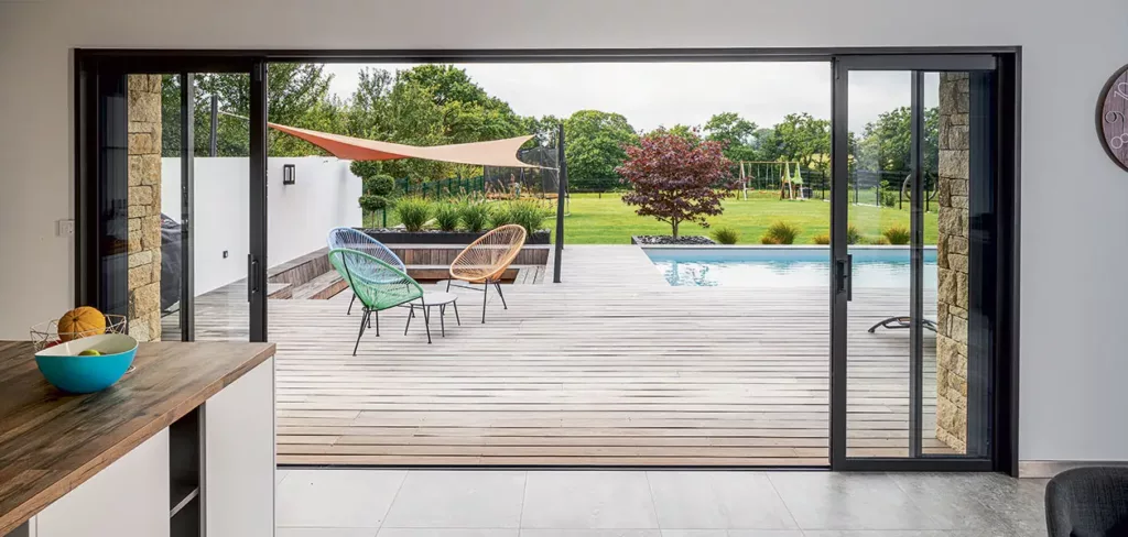 Salon moderne avec grande baie vitrée aluminium