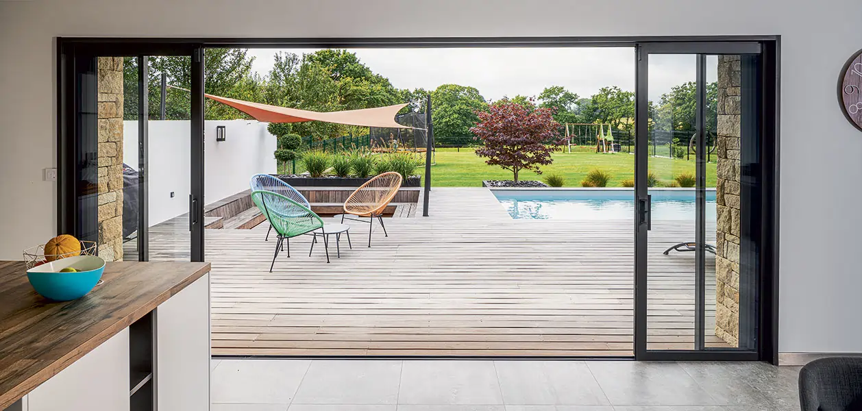 Salon moderne avec grande baie vitrée aluminium