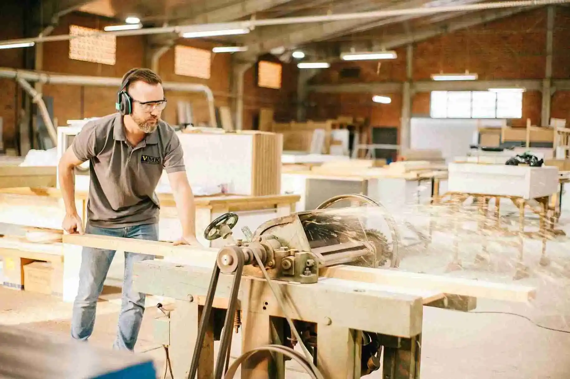 Artisan menuisier MCH posant des fenêtres et portes sur mesure