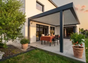 Pergola bioclimatique aluminium installée par MCH dans une maison de la Pévèle
