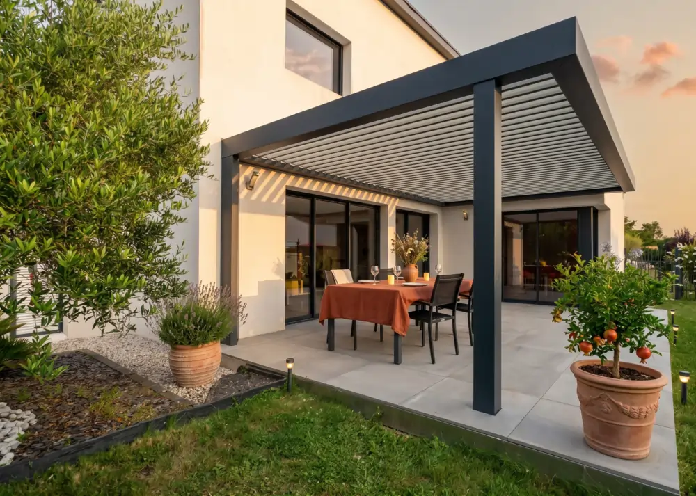 Pergola bioclimatique aluminium installée par MCH dans une maison de la Pévèle